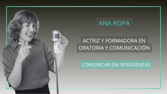 Ana Ropa sonriendo con un micrófono. Actriz y formadora sobre comunicación y hablar en público sin vergüenza.