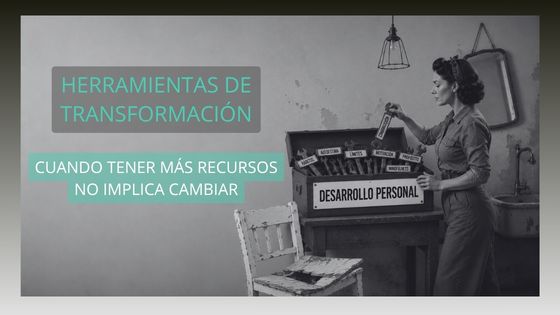 Mujer de estilo retro colocando una herramienta en una caja etiquetada como "Desarrollo Personal" mientras una silla rota permanece sin reparar a su lado.