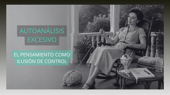Mujer sentada en una mecedora sujetando una cuerda atada a un cerebro mientras observa pensativa un jardín; sobre una mesa cercana hay un helado derritiéndose sobre un cuaderno