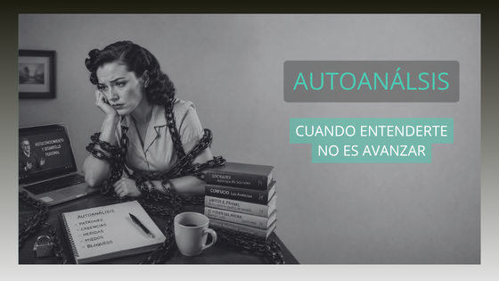 mujer encadenada a libros de autoayuda
