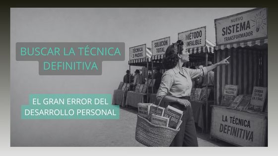 Mujer de estilo retro recorriendo un mercadillo de desarrollo personal mientras busca un nuevo método entre distintos puestos temáticos.