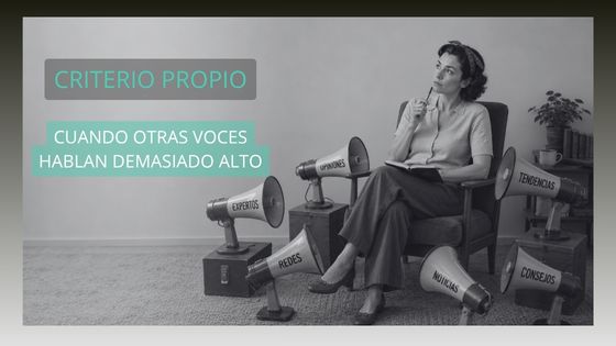 Mujer sentada reflexionando mientras varios megáfonos etiquetados con opiniones, expertos, redes, noticias y tendencias apuntan hacia ella.