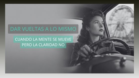 Mujer al volante observando un bucle de luz, metáfora de dar vueltas a lo mismo