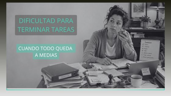 Mujer sentada frente a una mesa llena de tareas pendientes, documentos y notas sin terminar mientras sostiene una manzana y parece distraída
