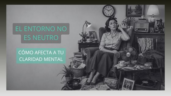 Mujer de estilo retro sentada en un salón con numerosos objetos cotidianos alrededor que compiten por su atención y generan saturación visual.