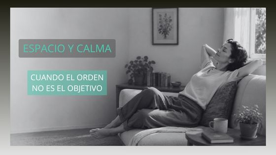 Mujer relajada en un sofá dentro de un espacio que transmite calma y favorece la claridad mental.