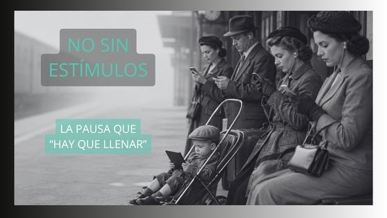 personas estación tren retro usando el movil