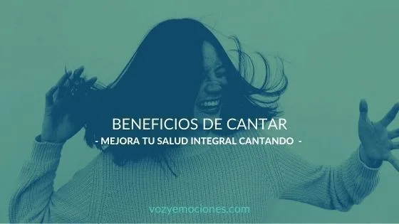 Persona cantando con expresión de bienestar y conexión emocional, mostrando los beneficios de cantar para la salud física y mental.