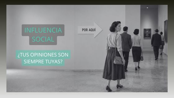 Mujer siguiendo a otras personas en un museo mientras gira la mirada hacia un pasillo alternativo, simbolizando la influencia social y la búsqueda de un criterio propio.