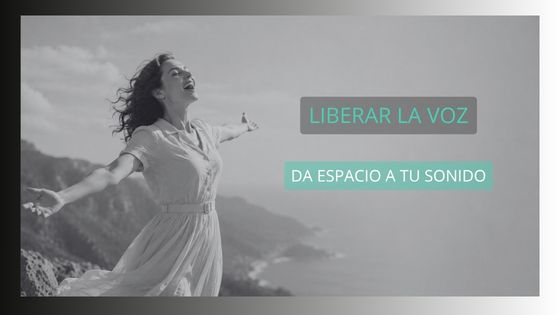 mujer en montaña gritando feliz