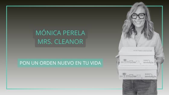 Mónica Perela, creadora de Mrs. Cleanor, sosteniendo cajas de organización para el hogar.