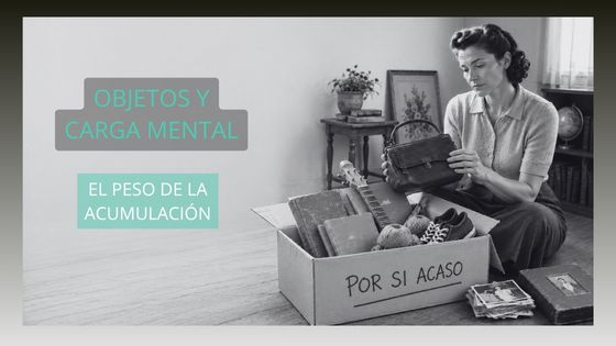 Mujer de unos 35-45 años observando un bolso antiguo frente a una caja etiquetada «POR SI ACASO», llena de objetos guardados por costumbre o por su significado.