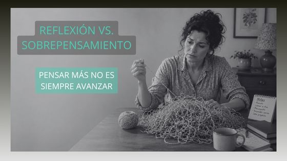 Mujer observando una gran maraña de hilo sobre una mesa mientras sostiene el extremo de una hebra de lana