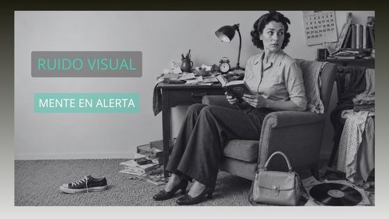 Mujer de estilo retro intentando leer mientras desvía la mirada hacia distintos objetos desordenados de la habitación que reclaman su atención.