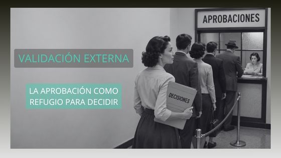 Mujer esperando en una cola frente a una ventanilla de «Aprobaciones» mientras sostiene una carpeta con la palabra «Decisiones», simbolizando la búsqueda de validación externa.