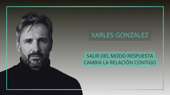 Xarles González, conferenciante y coach, en una imagen con la frase «Sal de la inercia. Vuelve a escucharte».
